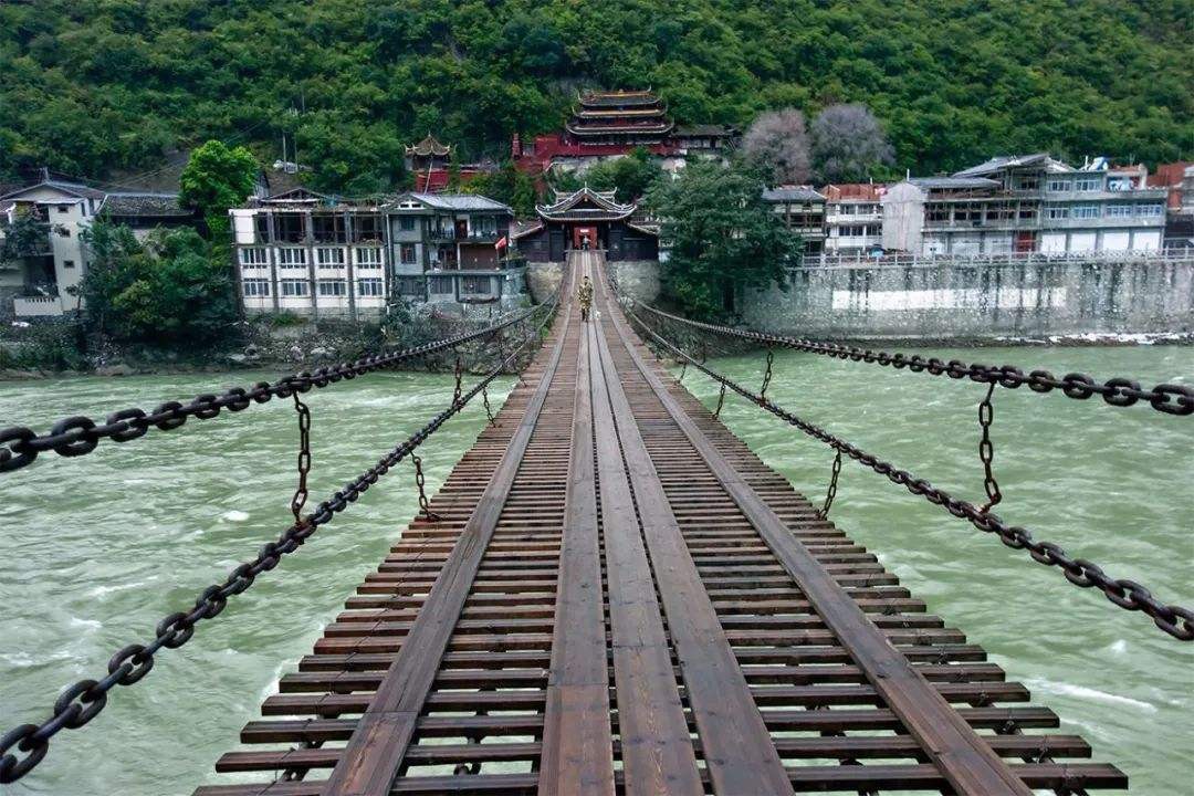 泸定桥在哪里泸定桥始建于哪年