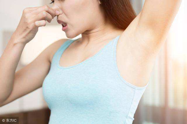 腋下臭怎么处理 用强力除臭剂处理