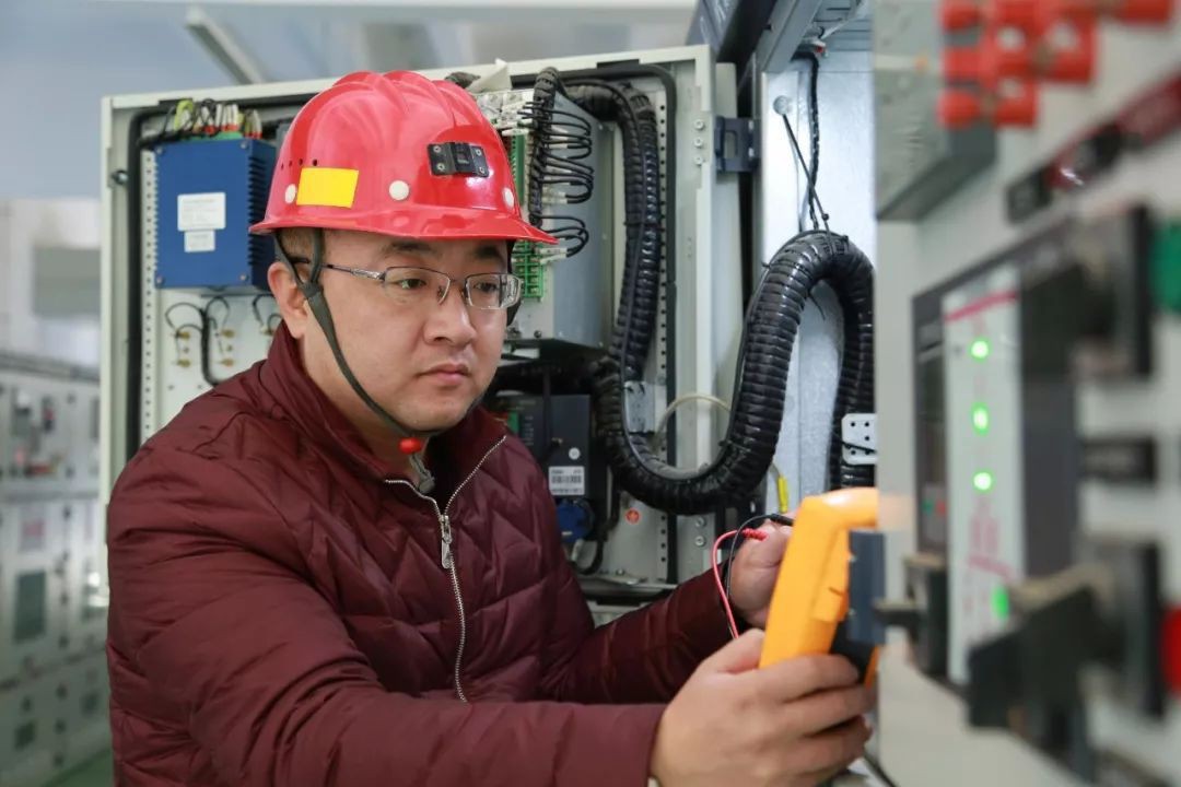 电工技师报考条件下面一起来了解一下吧