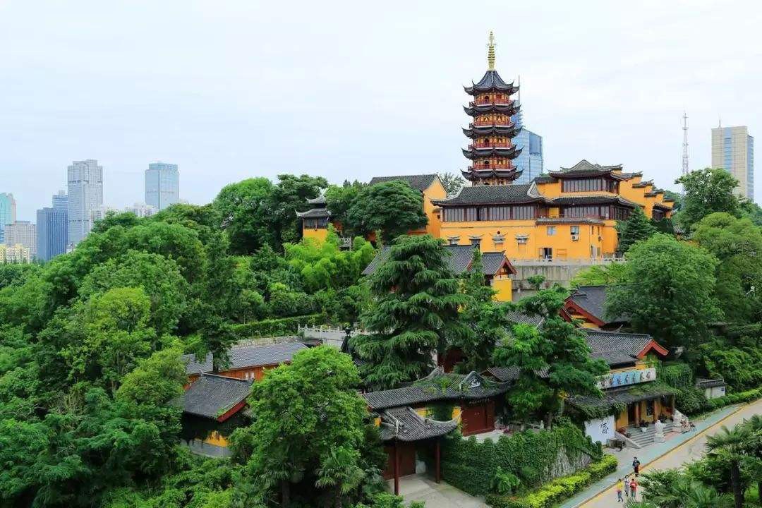 2,雞鳴寺位於南京市玄武區雞籠山東麓山阜上,又稱古雞鳴寺,始建於西晉