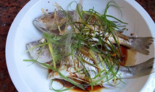  葱油彩椒蒸鲈鱼如何做 制作葱油彩椒蒸鲈鱼的方法