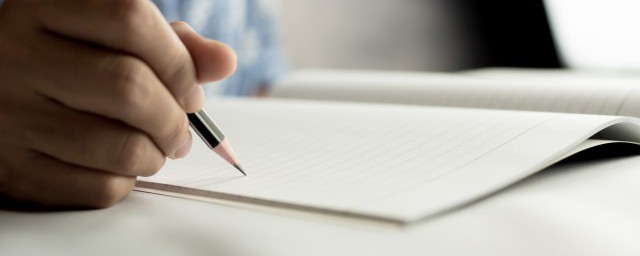 1、稿件的一般格式:首先,文章格式最好一句话一行。这样方便朗读,也方