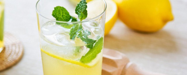 经常喝柠檬水有什么好处和坏处（经常喝柠檬水的好处和坏处）