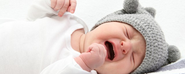 宝宝吐奶是怎么回事解释，理解宝宝为什么吐奶