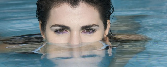 游泳时耳朵进水哪种排水方式更安全有效，对于游泳时耳朵进水怎么排水的要点