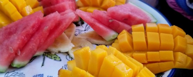 芒果和西瓜可以一起吃吗如何，芒果和西瓜可以一起吃吗可以吗
