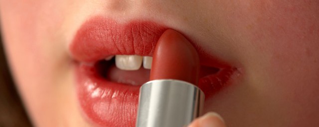 涂口红嘴唇内部不上色的原因，对于为什么涂口红嘴唇内部不上色的要点