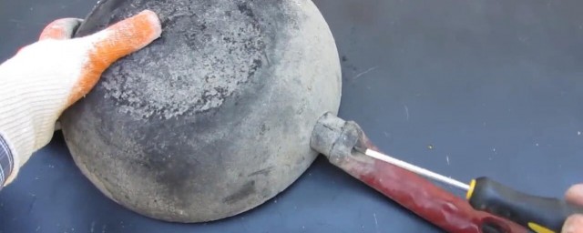 如何清理锅底灰如何清理锅底灰