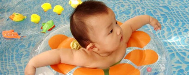 新生儿多久可以洗澡游泳，看完新生儿多久可以洗澡游泳