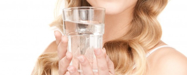 每天饮水不少于多少毫升，看完每天饮水不少于多少毫升