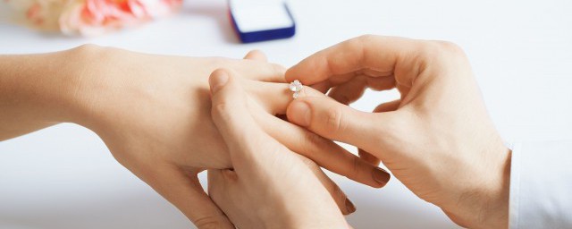 热恋的情侣戒指怎么戴相关解释