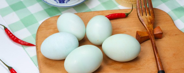 吃鸭蛋有什么好处和坏处;对于吃鸭蛋的好处和坏处有哪种介绍