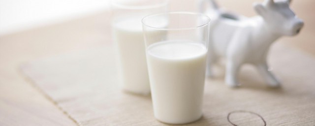睡前一杯牛奶有什么好处，原来睡前喝牛奶的益处