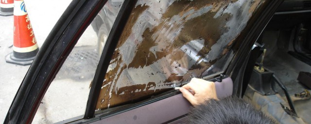 车玻璃上的贴膜胶咋样清洗干净，看完车玻璃上的贴膜胶咋样清洗干净