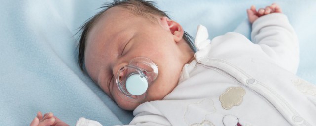 婴儿头睡偏了怎么纠正;对于婴儿头睡偏了怎样处理呢介绍