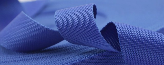 1,锦纶织物的缩水率较小,但最好还是先下水后裁剪.